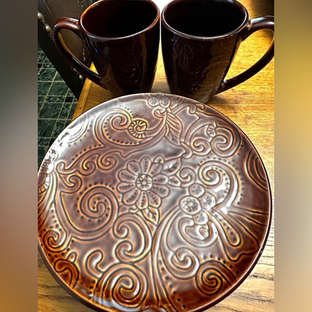 🖤 Beautiful set of 4 paisley design dessert plates and 2 matching coffee mugs.